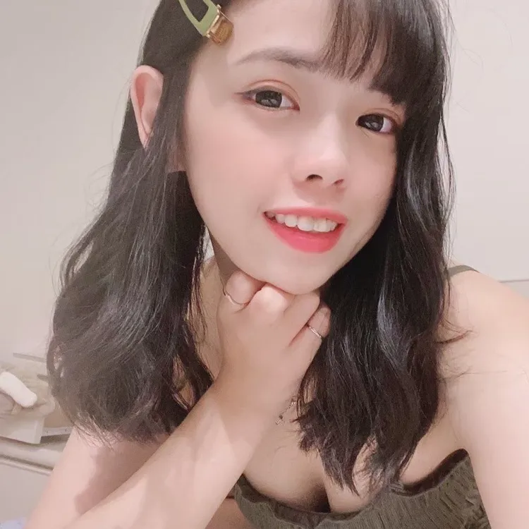 性感小辣椒，皮膚嫩白，五官精緻帶著點純真，就像鄰家天使女孩。