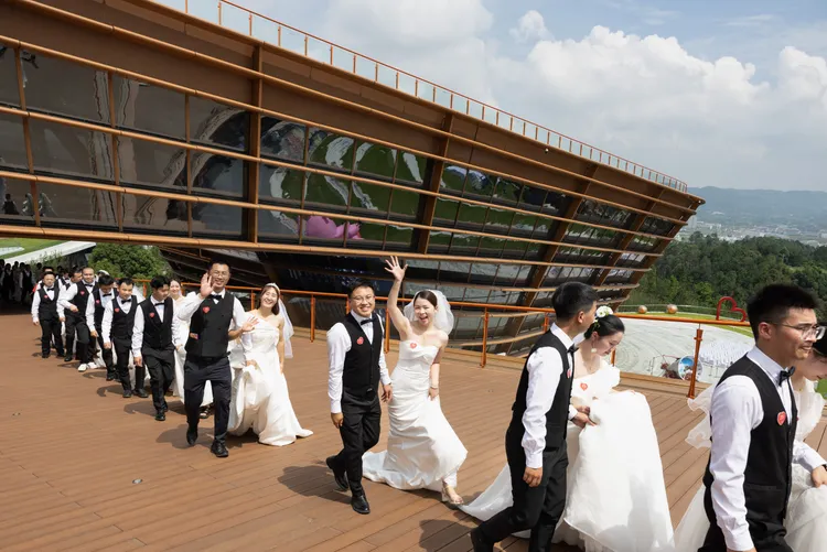 中國四川宜賓昨天七夕舉辦集體婚禮。新華社