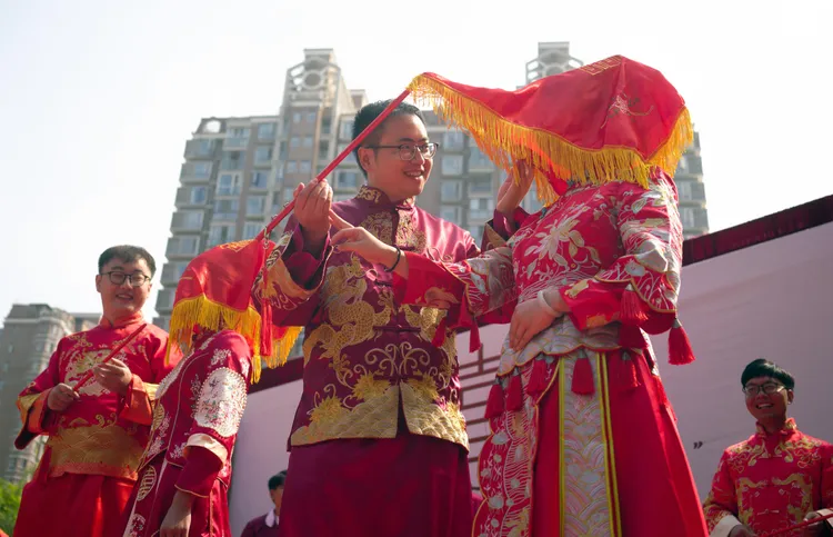 中國貴州貴陽昨天七夕舉辦集體婚禮。新華社