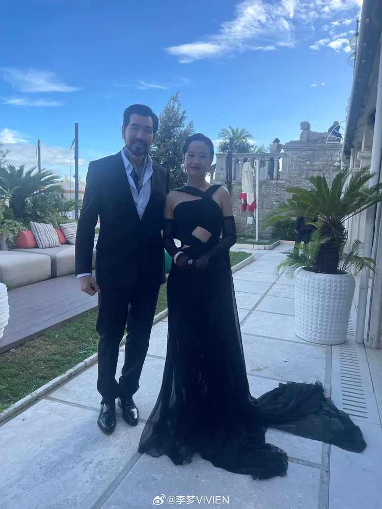 費翔（左）被中國女星李夢捕獲集郵合照。翻攝李夢微博