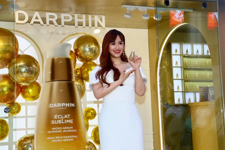 她特別愛用DARPHIN金緻再生奢光露。彭欣偉攝
