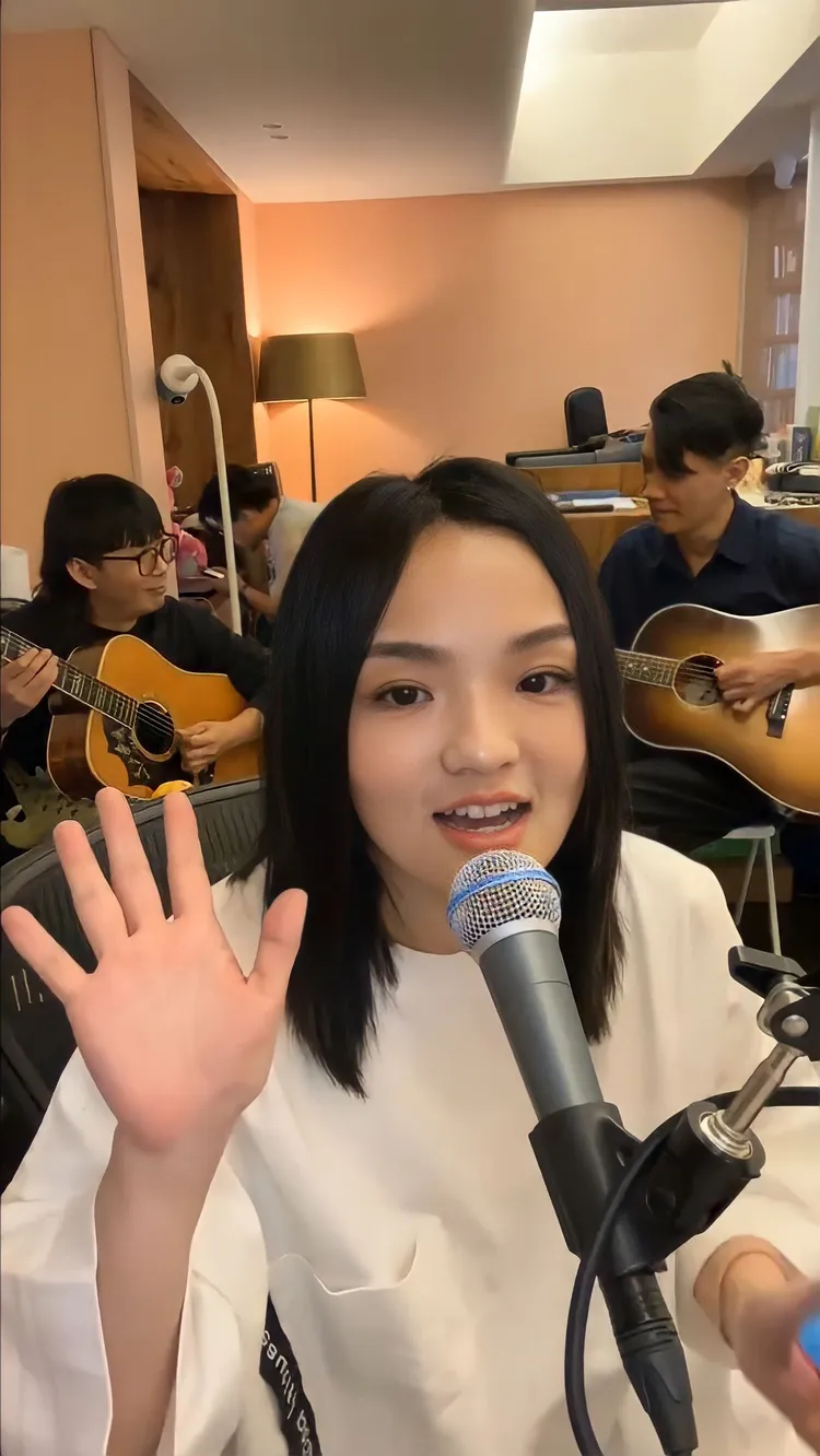 徐佳瑩昨在直播中演唱多首歌曲。亞神音樂提供