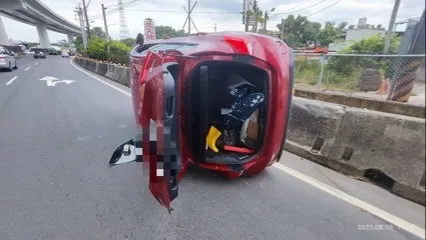 小客車匝道口撞護欄翻成90度 疑駕駛分心加上路況不熟!