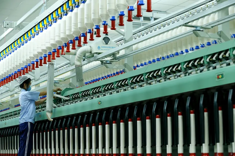 中國山東青島一間紡織廠。新華社