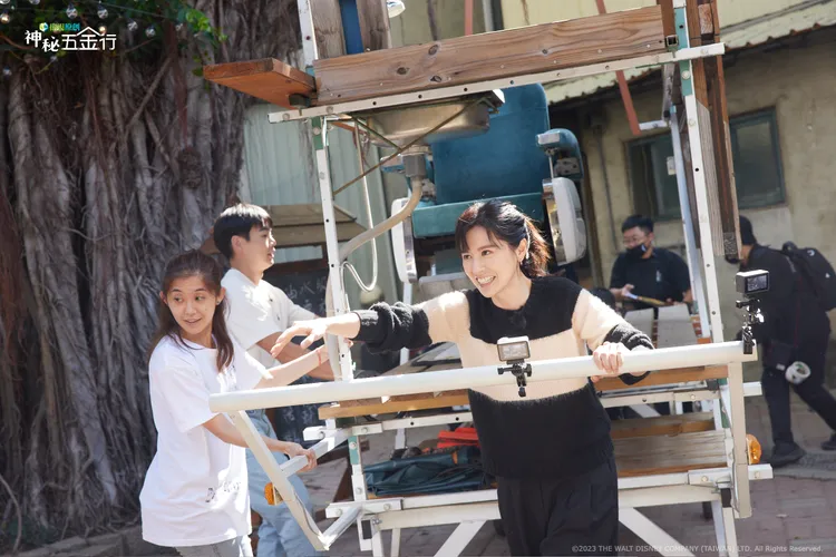 林予晞(右)帶著待修繕的行動美容車現身。衛視原創提供