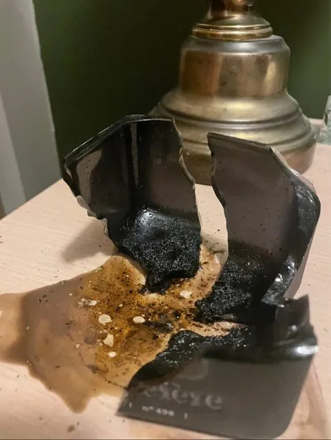 燒到爆開碎裂的Theiere香氛蠟燭及殘餘容器，桌面上有明顯焦黑痕跡。翻攝自論壇PTT