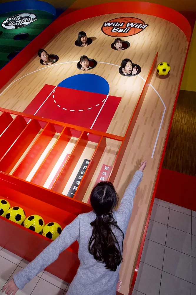 「歪歪球Wild Wild Ball」亦有多種不同創新球類玩法，圖為巨型「歪臉彈珠台」。捷絲旅提供