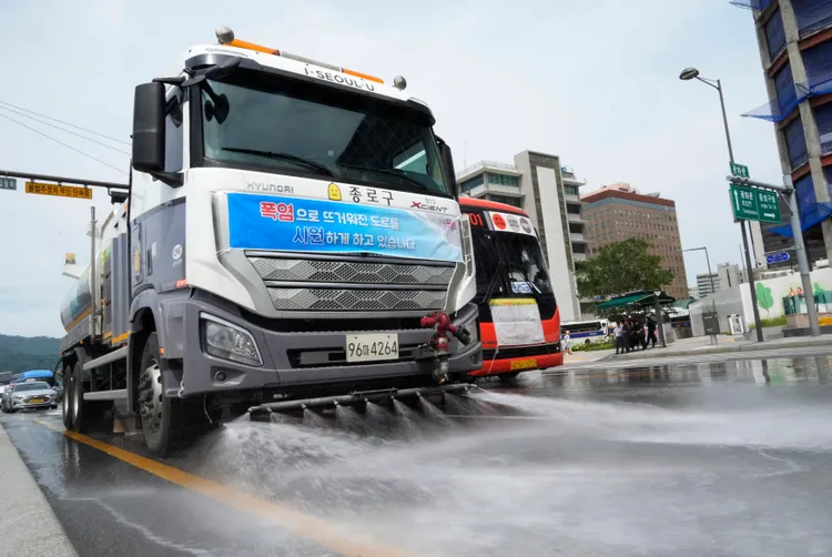 首爾街頭的灑水車。美聯社