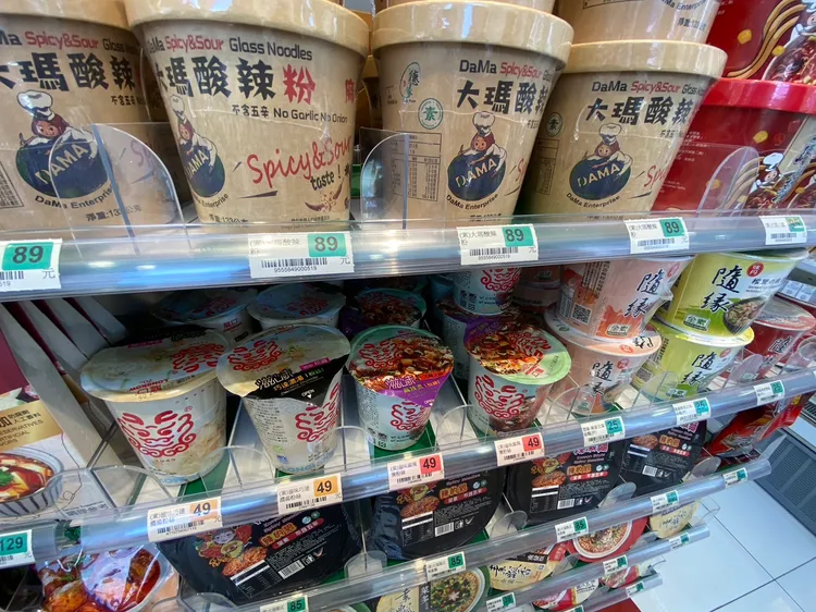 價格牌有顏色區分素蔬食的狀況。陳怡文攝