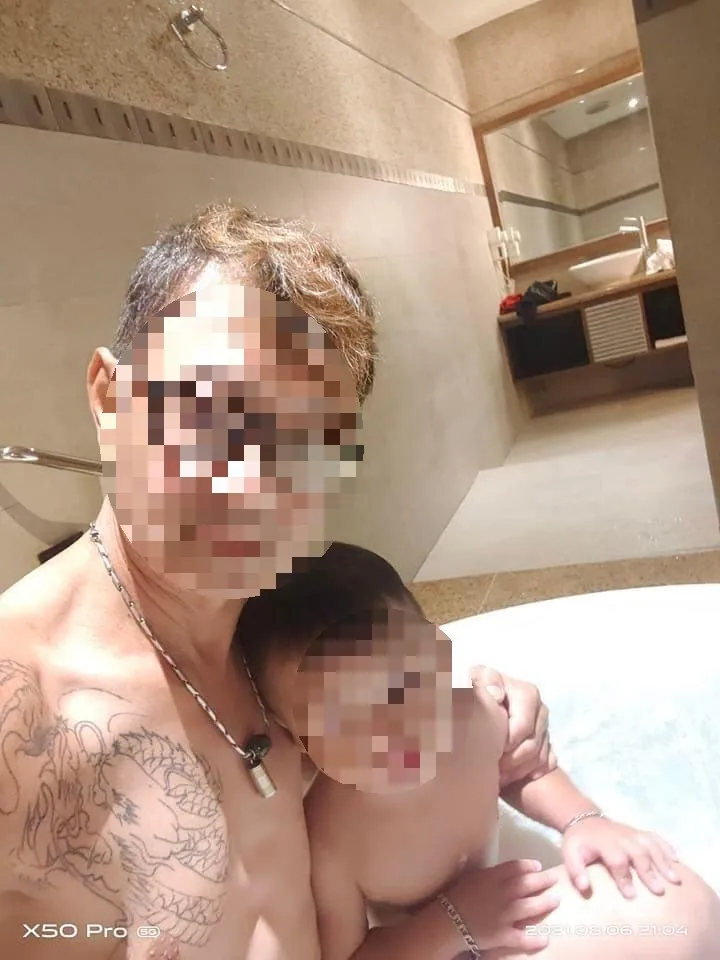 父子情深，互動溫馨。取自杜男臉書