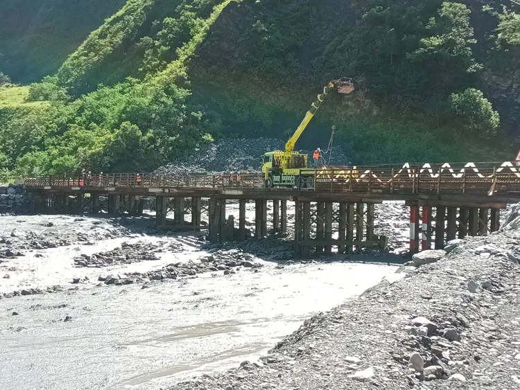 三工處正緊急施工，希望今天傍晚前能恢復車輛通行。翻攝畫面