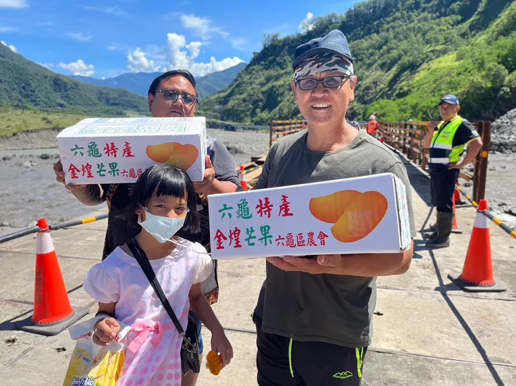 民眾抱著農產品下山。翻攝畫面