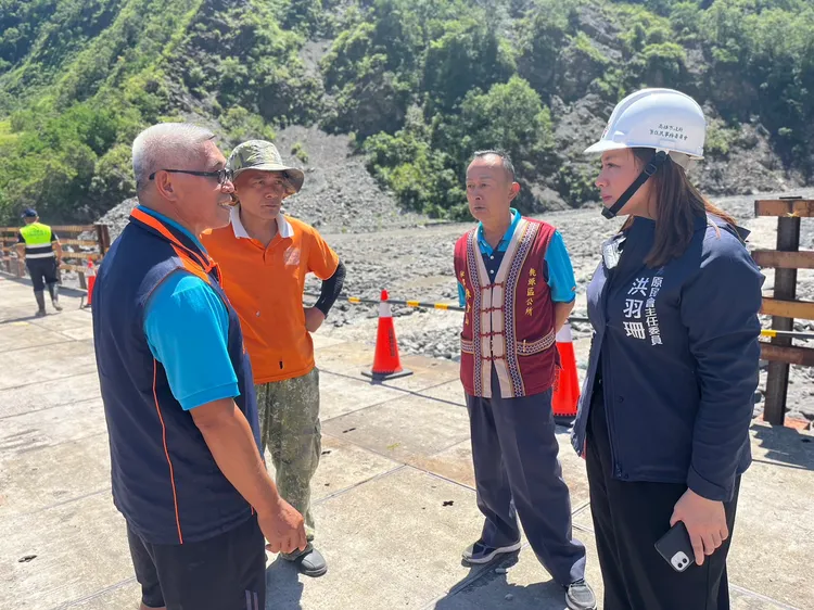 原民會主委阿布斯到現場關切工程進度與民眾通行。翻攝畫面