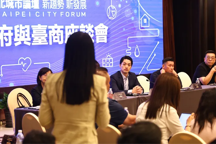 人在上海參訪的蔣萬安跟許伯簡芝說：很不好意思。北市府提供