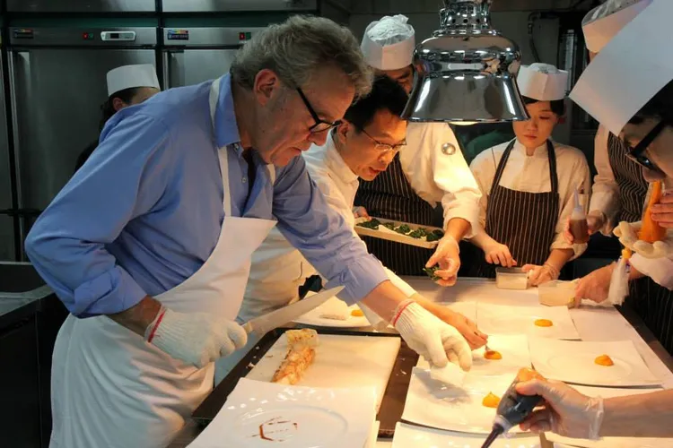 2013年簡天才邀請法國蔬食之神Alain Passard客座。THOMAS CHIEN提供