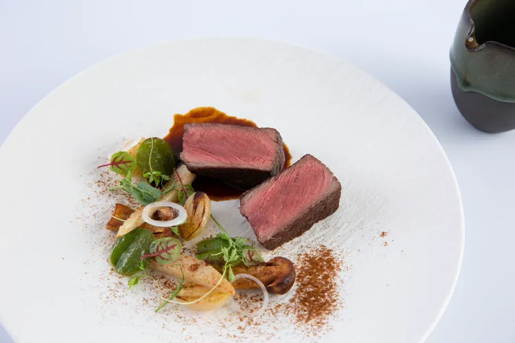 THOMAS CHIEN名菜芸彰牧場菲力牛肉焦糖洋蔥汁。THOMAS CHIEN提供