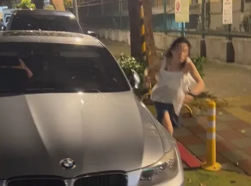 BMW違停遭偷拍！白衣女「喪屍」衝刺突擊　網驚：開好車咖派？