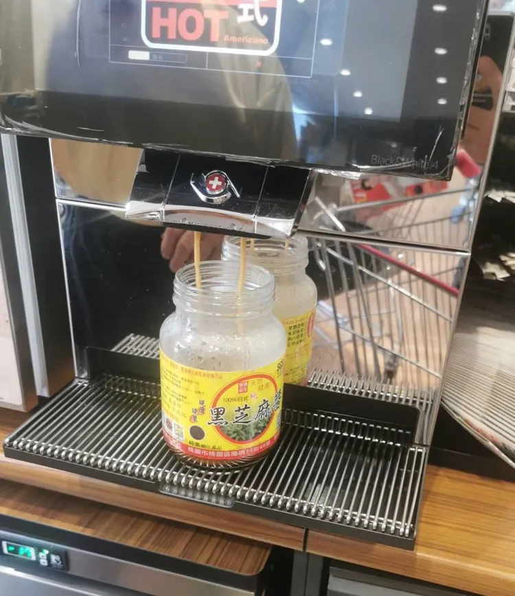 一名阿伯用自備容器裝咖啡，竟然是拿「這容器」去裝。翻攝《我愛全聯-好物老實説》社團