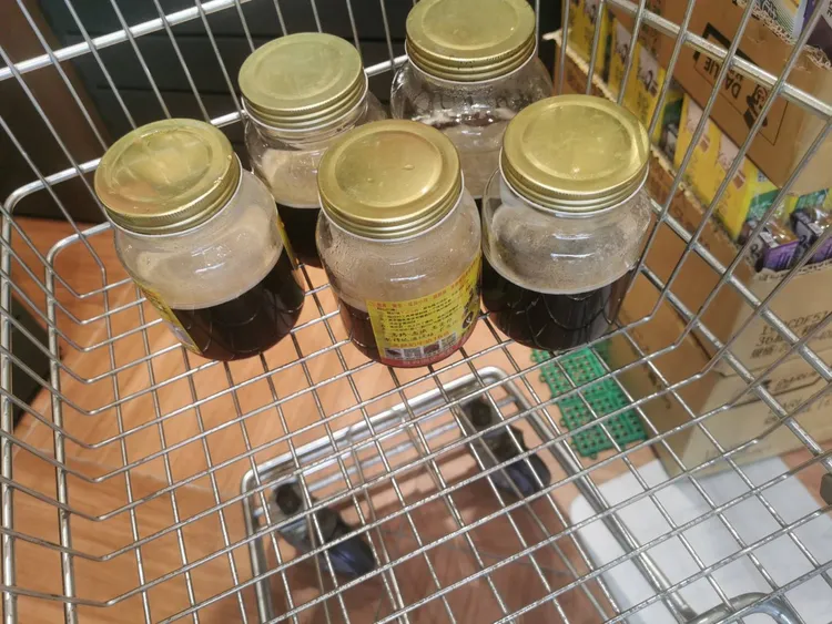 一名阿伯用自備容器裝咖啡，竟然是拿「這容器」去裝。翻攝《我愛全聯-好物老實説》社團