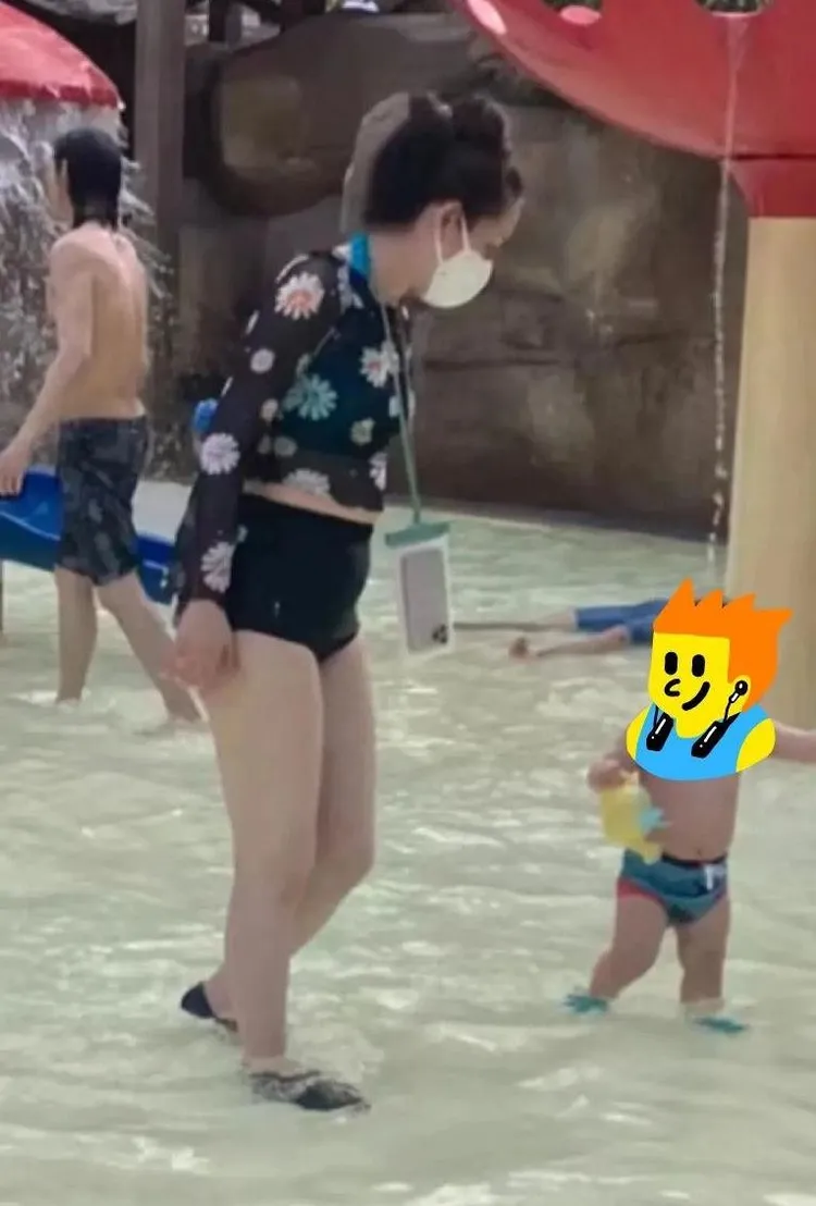 郭碧婷穿著兩截式泳裝外加一件上衣。翻攝微博