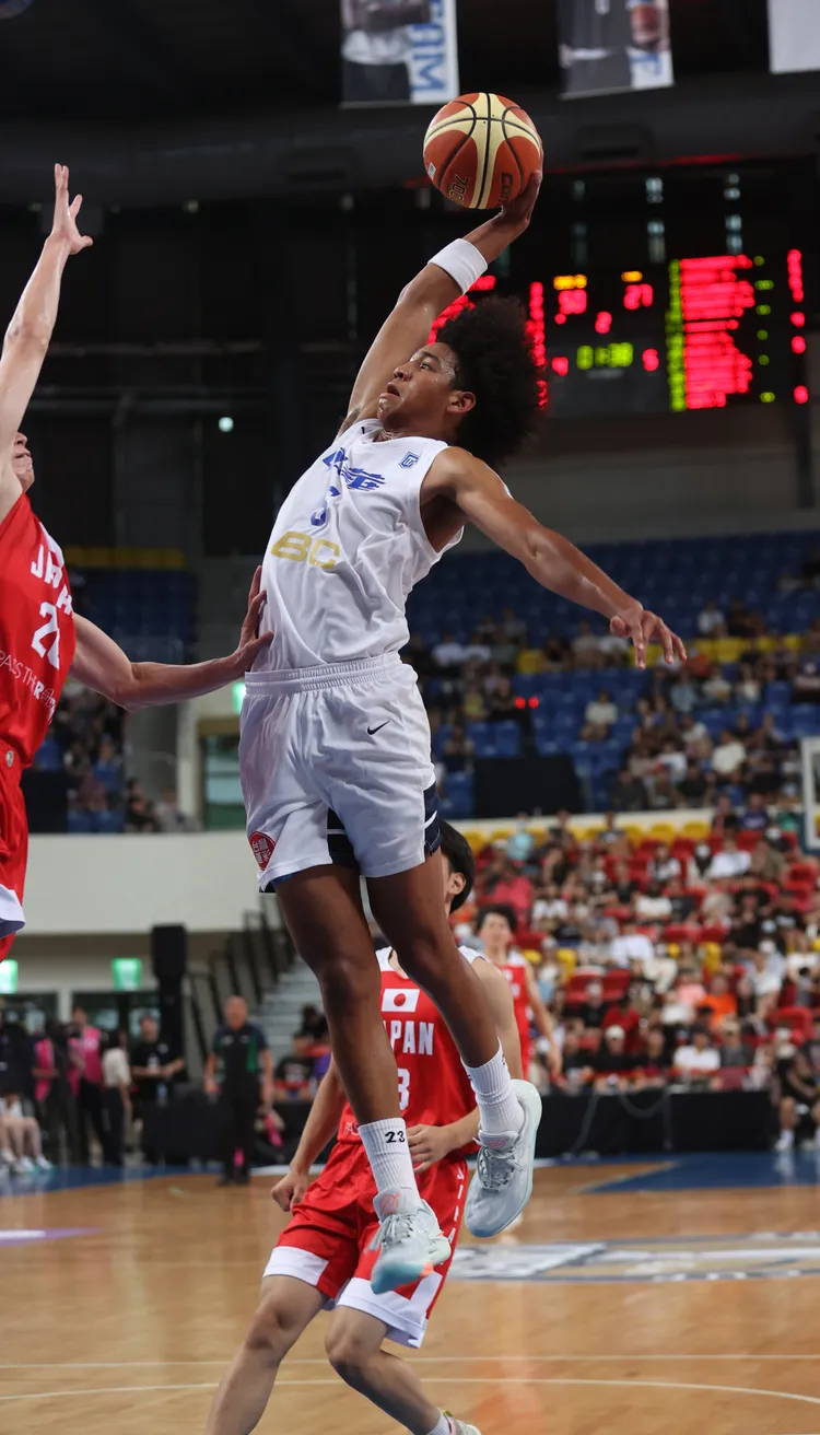 賀博(右)灌籃。中華籃協