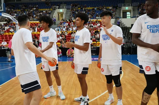 瓊斯盃| 賀氏兄弟都先發 賀博還爆扣!中華白大勝日本