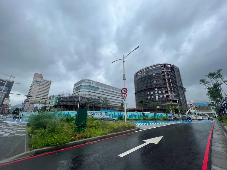 高雄車站屬城市發展軸心，未來台鐵局也將積極招商，打造新車站商圈。葉家銘攝