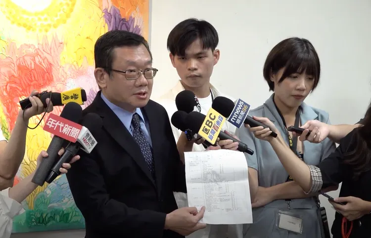 矯正署副署長楊方彥說明承辦人員出包原因。法務部提供