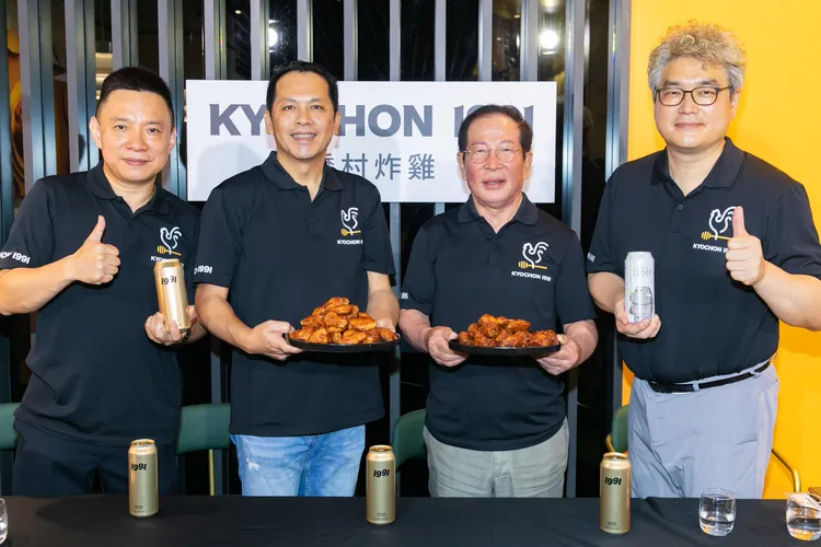 王座國際董事長王耀輝(左二)、總經理林子恒(左一)、橋村創辦人權原鋼(右二)、執行長宋源燁(右一)親臨開幕，展現對橋村來台首店的重視。業者提供