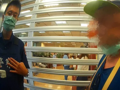 匯7千元給「老婆」受阻!老翁氣得摔手機丟證件 被帶到警所後他笑了