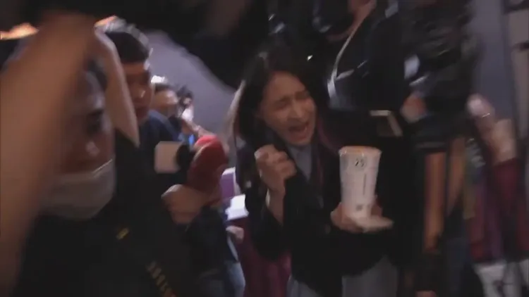 民進黨立委賴品妤在混亂中跌倒，當時遭控推她的記者（紅圈處）拿著麥克風跟在一旁。翻攝自黃揚明臉書
