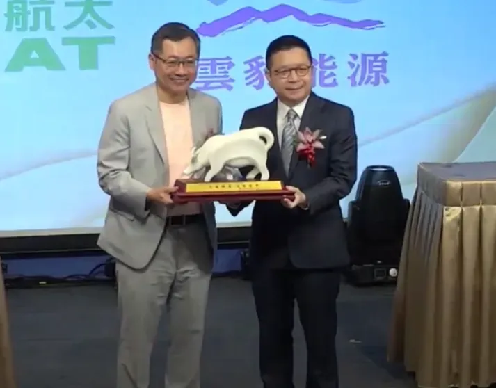 圖左為雲豹能源董事長賴勁麟出席掛牌典禮，圖右為證交所董事長林修銘。翻攝影片
