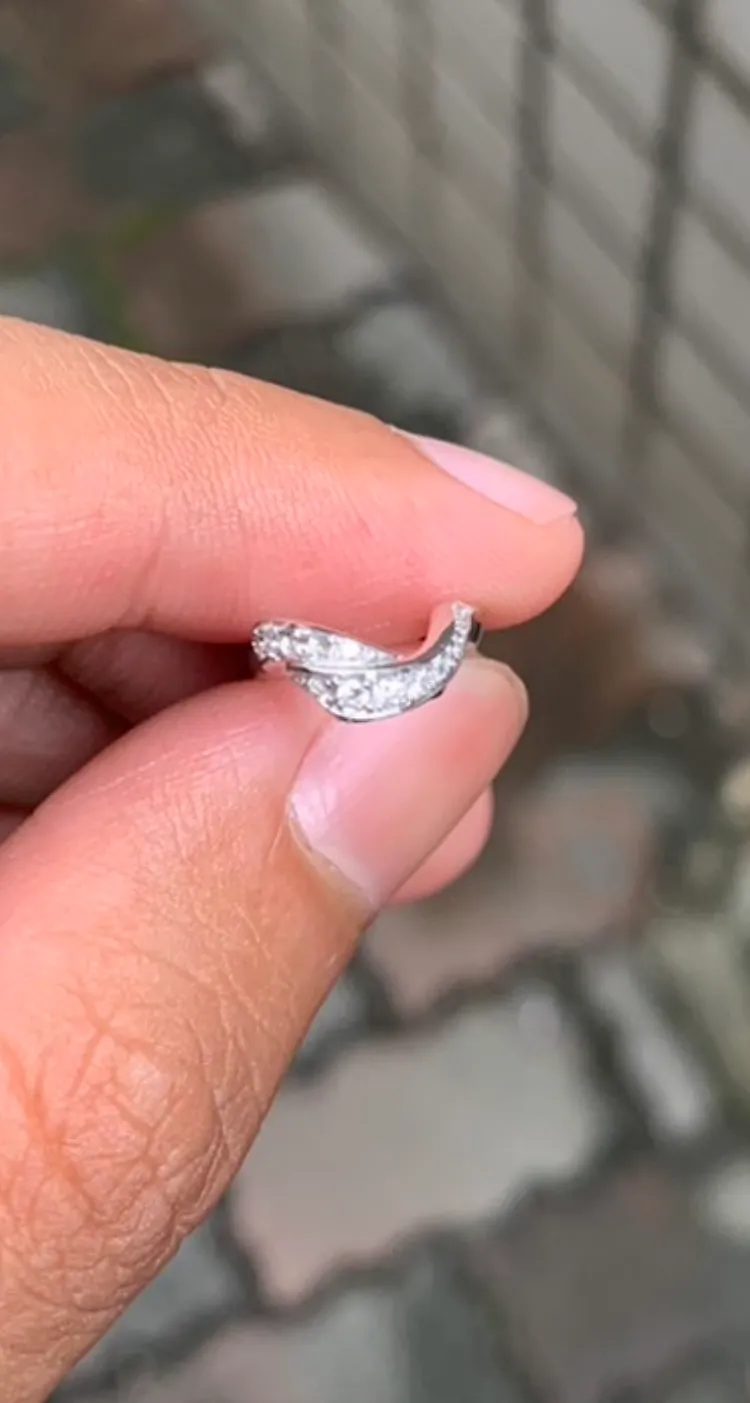 婦人路上發現亮晶晶飾品，撿起後準備送交派出所。警方提供