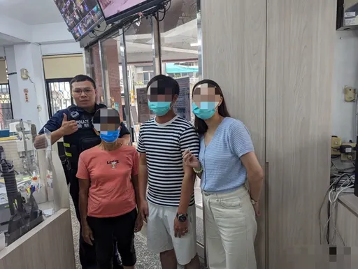 夫妻同遊赤崁樓驚覺婚戒不見 員警赫見有人「彎腰」!20分鐘物歸原主