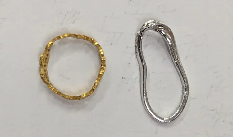 女子脫掉婚戒組擦護手霜，疑關車門時不慎掉落。警方提供