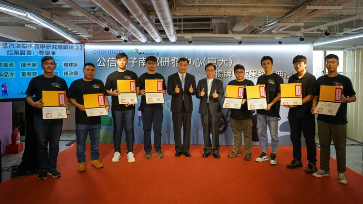 宣明智(右5)頒發電動車研究培訓課程結業證書給學員。校方提供