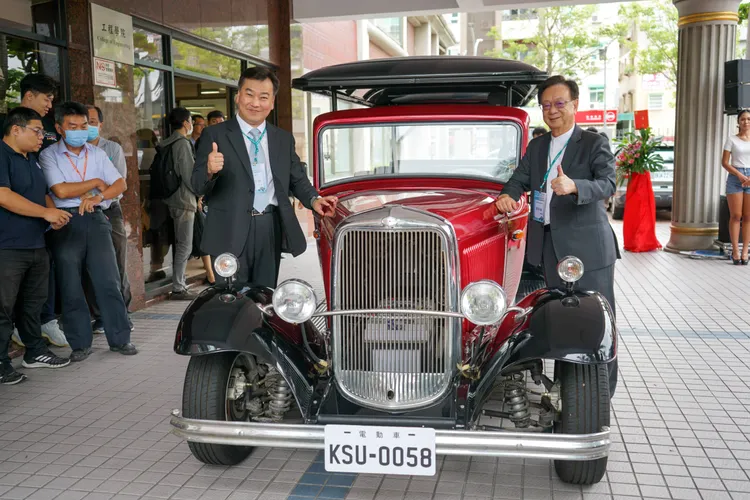 崑大和古董車復刻王合擎公司攜手打造「電動古董接駁車」。校方提供