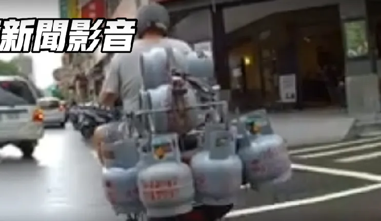 一輛機車載了7桶瓦斯，網友看了直呼「根本是移動炸彈」。取自社會事新聞影音群組