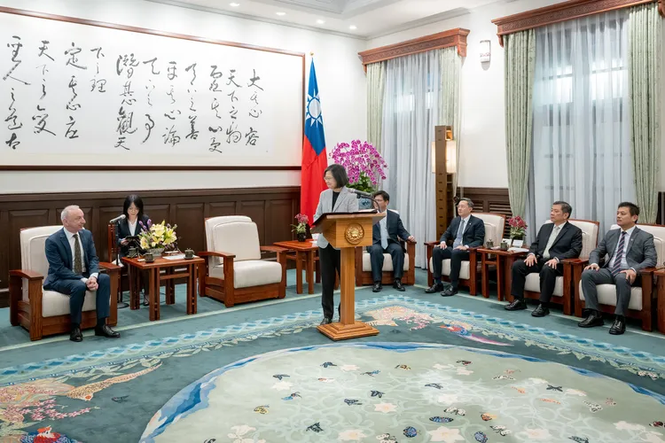 蔡英文於總統府內接見公孫孟。府提供