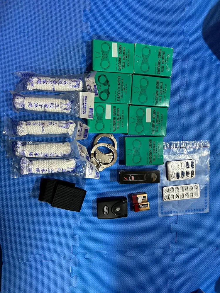 詐騙集團毆打拘禁被害人，還買來安眠藥及肌肉鬆弛藥物準備加入水中，讓被害人喝下。翻攝畫面