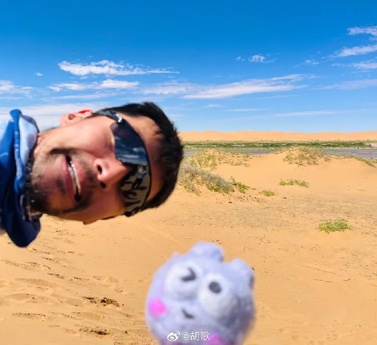 胡歌深夜發文配上看似在沙漠的照片。翻攝胡歌微博