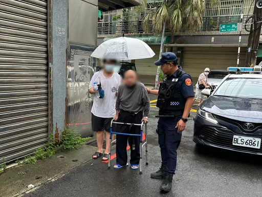 百歲人瑞訪友途中摔倒 平鎮警即時救援助返家