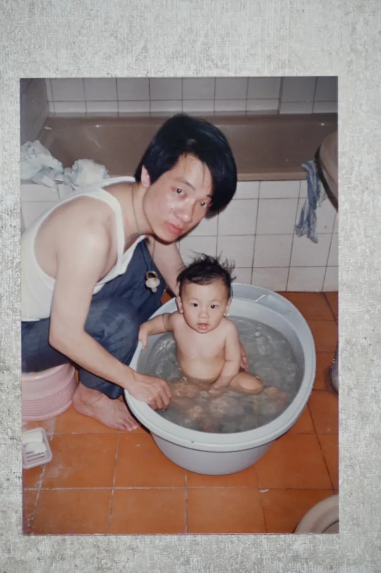 賴清德秀出幫兒子洗澡的照片。賴清德競辦提供
