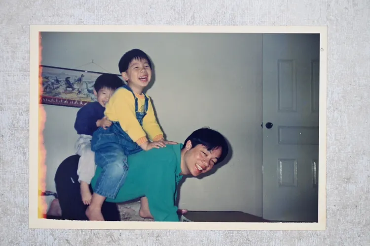 賴清德昨天曬出被兒子當馬騎的照片。賴清德競辦提供