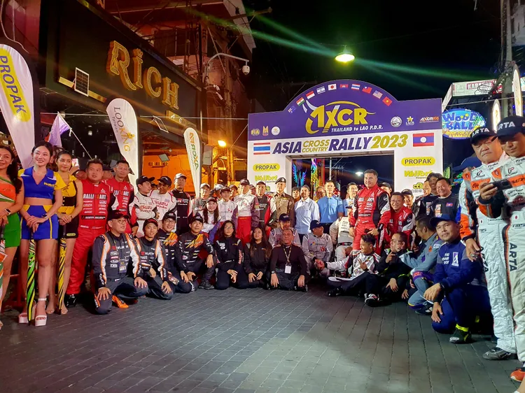 2023亞洲越野拉力賽發車儀式各國參賽選手大集合。中華安駕學會提供