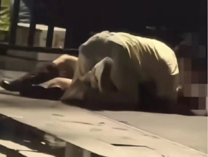 男子壓在女子身上狂蹭。取自微博