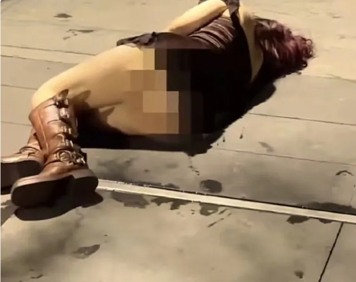 女子醉倒內褲被脫掉。取自微博