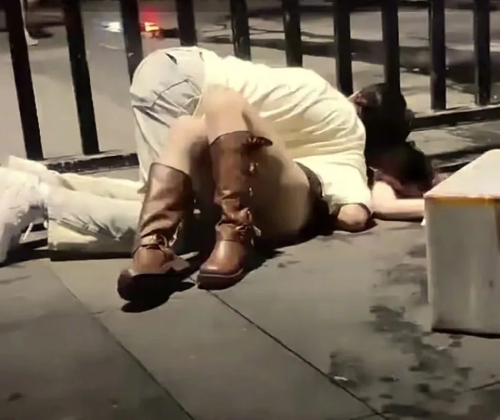 男子壓在女子身上狂蹭。取自微博