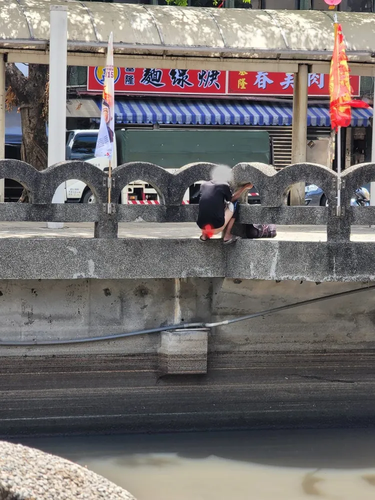 一名網友在基隆田寮河直擊有人攀著橋外，脫下褲子做這件事，瞬間讓人反胃至極。翻攝《基隆人日常》社團