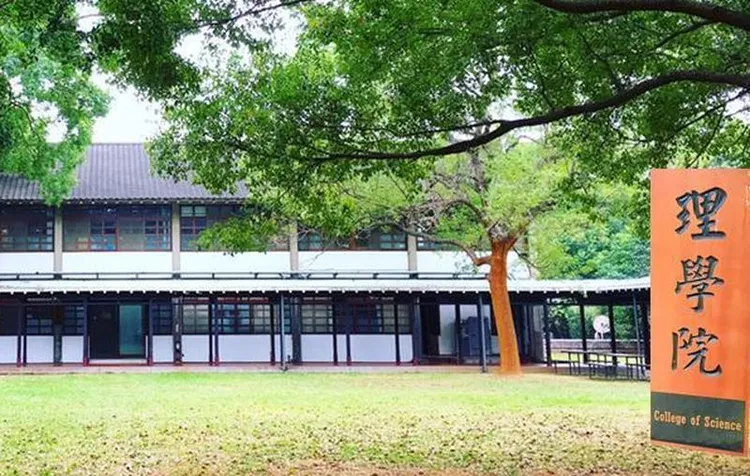 東大理學院與業界密切合作，透過龐大的國內外校友資源，提供多元實習機會。校方提供